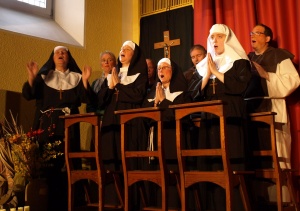 Nicht immer geht es im Stück "Schwester Petronellas Klostergeist" so ruhig zu.