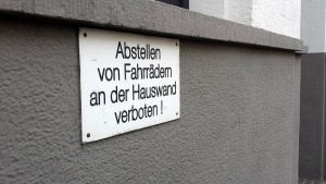 Schild am Bonner Hauptbahnhof