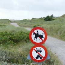 Freie Wege für Spaziergänger und Fahrradfahrer in den dänischen Dünen.